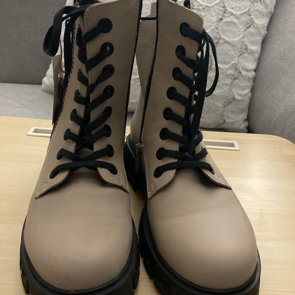 NWT spring/fall boots size 6